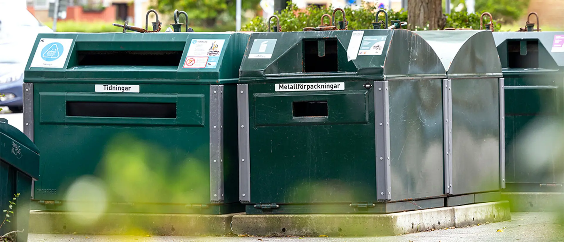 Avfallsbehållare vid en återvinningsstation. Foto.
