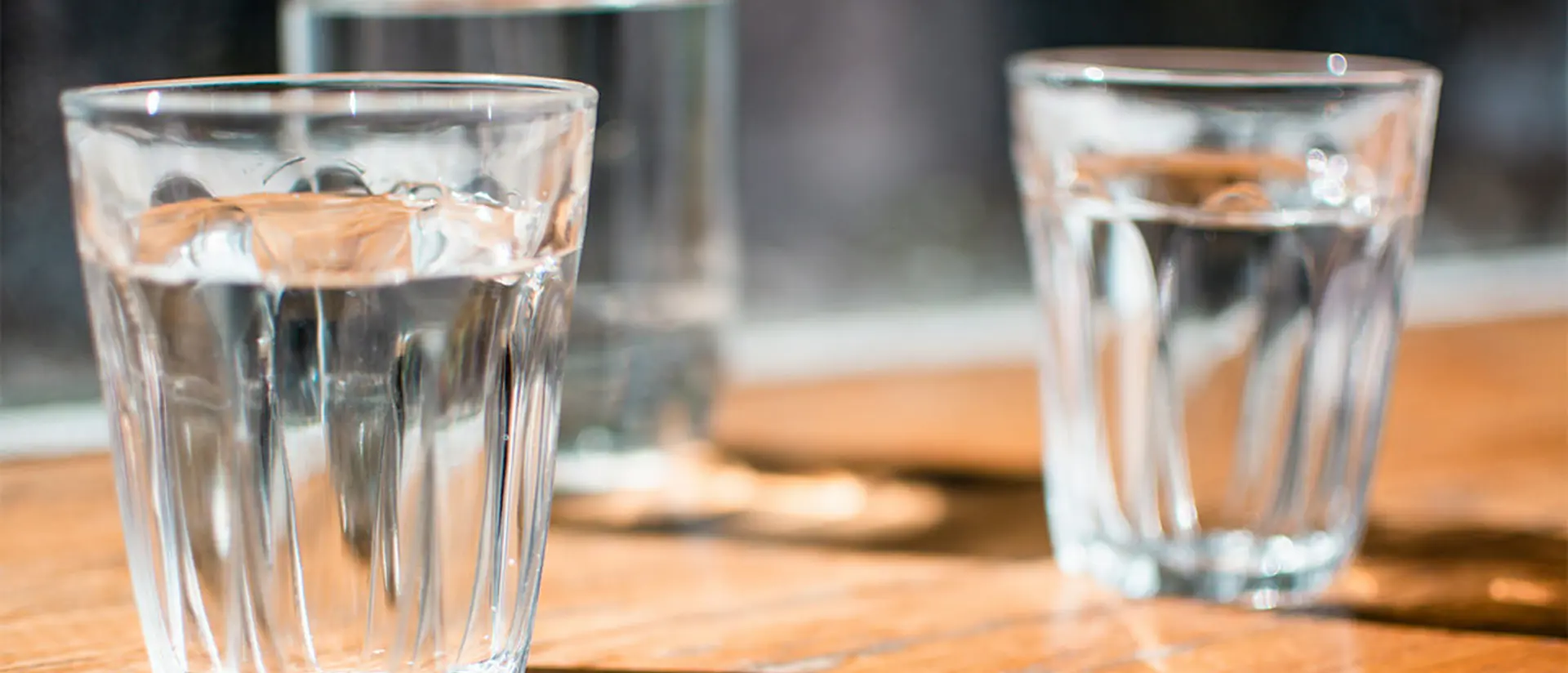 Två vattenglas på ett bord. Foto.