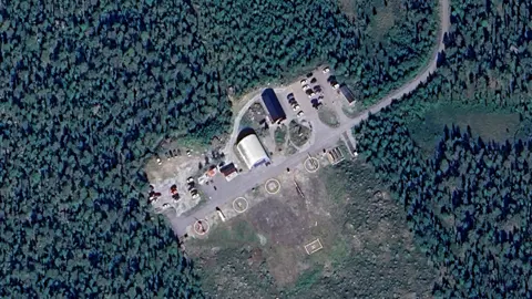 Översiktsbild från karttjänst över Kvikkjokks helikopterplatta. Flygfoto.